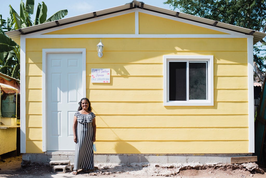 Mujer de Mazatlán posa en frente de su nueva casa que acaba de recibir en Mazatlán, México con el ministerio de Casas de Esperanza con JUCUM Mazatlán