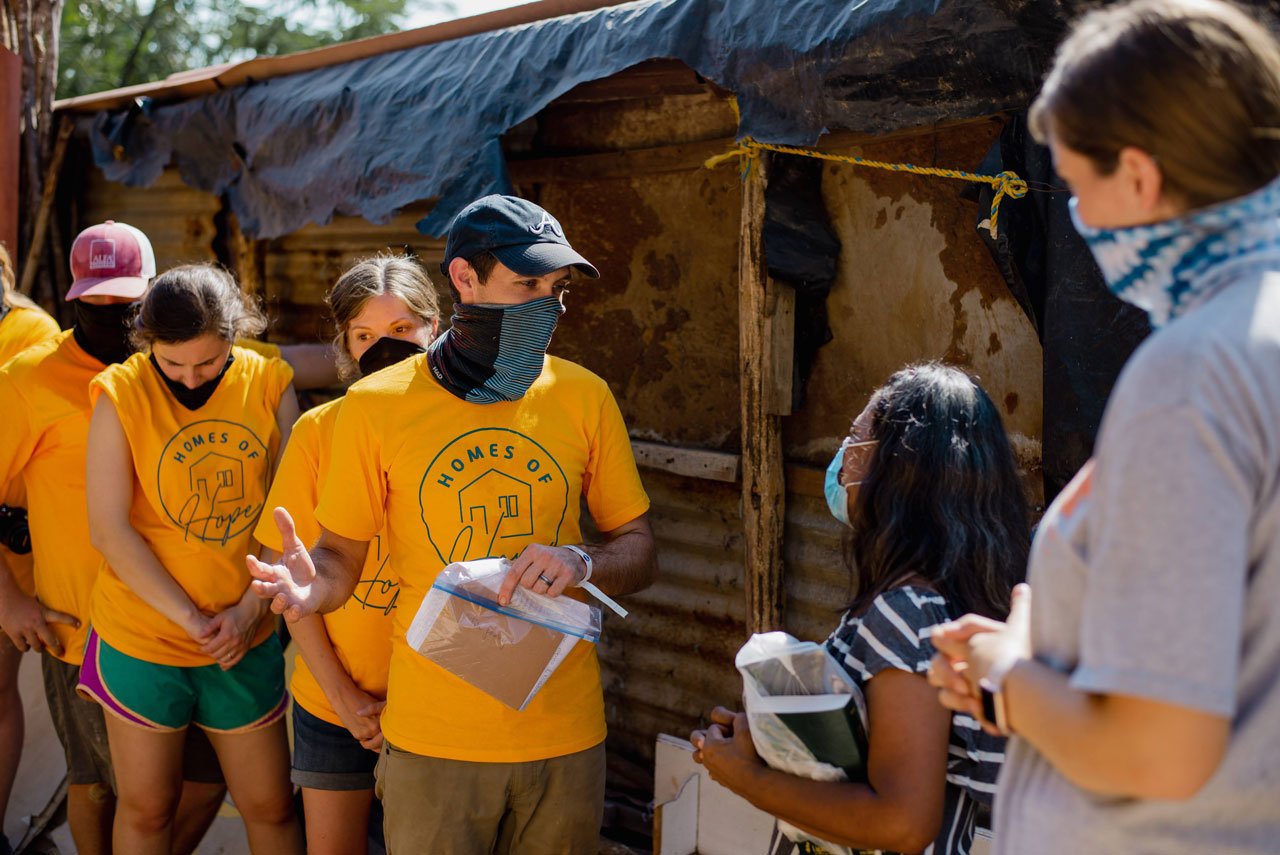 Un equipo dedica la nueva Casa de Esperanza que acaban de construir para una mujer de Mazatlán durante su viaje misionero a México