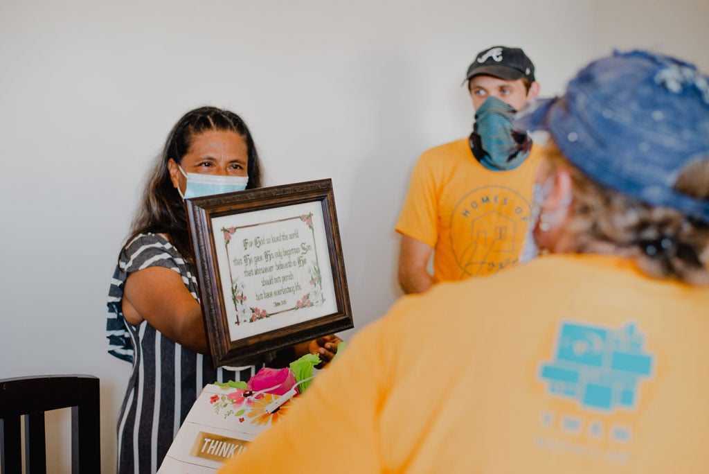 Una mujer recibe un regalo especial de un equipo voluntario de casas de esperanza con JUCUM en Mazatlán, México