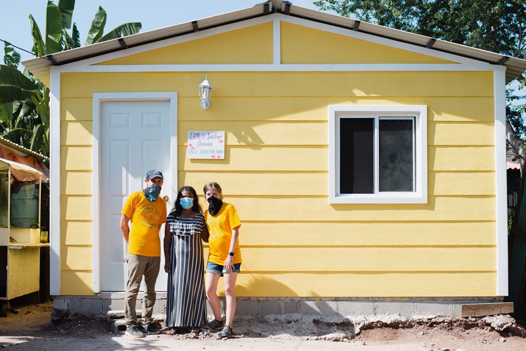 Voluntarios misionerios en frente de una nueva casa que acaban de construir para una mujer en Mazatlan, Mexico con JUCUM